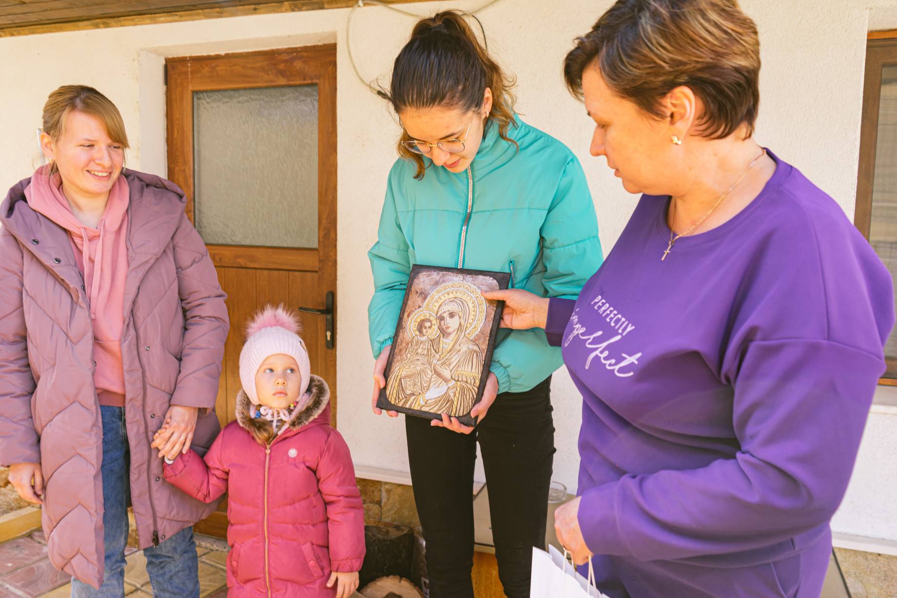 Подариха на потърсилите убежище семейства икони на Св. Богородица с Младенеца